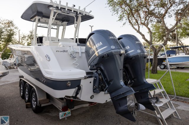 Pre-Owned 2019 Robalo R302 CC for sale